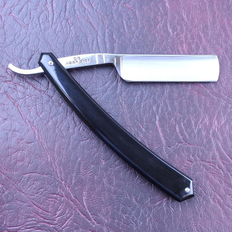 TI 5/8 Medaille D'or Razor with Black Horn scales